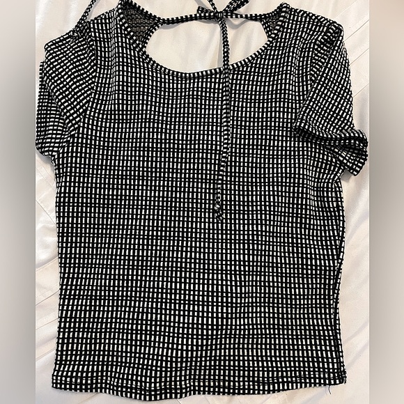 CAUTION TO THE WIND cropped tee size 4 - Picture 1 of 2